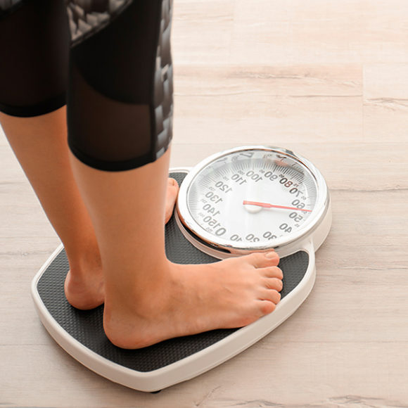 mujer balanza pesa bajar de peso NFT